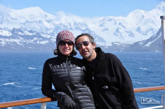 Felizes da vida com o dia de sol e a beleza da paisagem a caminho de St Andrews Bay, na Geórgia do Sul